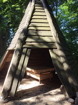 Das Tipi mit dem neuen, massiven Holztisch.