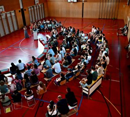 Die Eltern der Schuleinheit Waisenhaus sind zu Beginn des Abends in der Turnhalle versammelt.