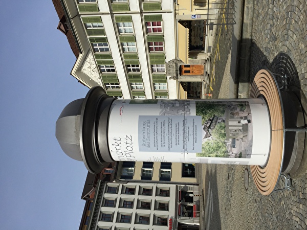 Zwei Litfasssäulen auf dem Platz (Bild) und auf dem Obstmarkt informieren über das Projekt.