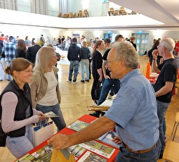 Über 30 Vereine und Organisationen präsentierten den Neuzuzügerinnen und Neuzuzügern im Casino ihr Angebot.