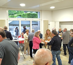 Gemeinderat bi de Lüt: Einwohnerinnen und Einwohner aus dem Einzugsgebiet rund ums Schulhaus Langelen diskutieren mit dem Gemeinderat in lockerer Atmosphäre.