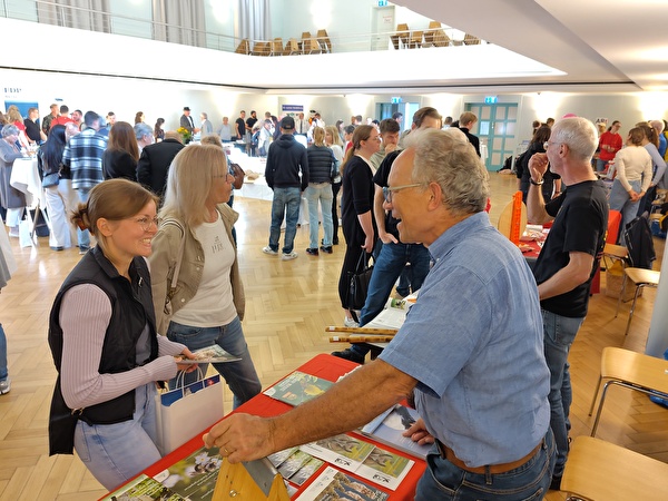 Über 30 Vereine und Organisationen präsentierten den Neuzuzügerinnen und Neuzuzügern im Casino ihr Angebot.