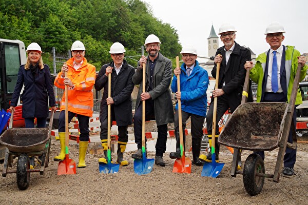 Spatenstich für den Bahnhofplatz mit Bushof in Herisau beim Standort des neuen Lifts für die östlich gelegene Personenunterführung (v.l.):  Gemeinderätin Sandra Nater-Schönenberger, Regierungsrat Dölf Biasotto, der SOB-Verwaltungsratspräsident und St. Galler Ständerat Beni Würth, Regiobus-Geschäftsführer Bruno Huber, Thomas Baumgartner, Direktor Appenzeller Bahnen AG, Beat Schenker, Post Immobilien AG, und Gemeindepräsident Max Eugster. 