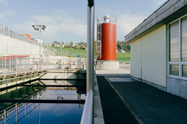 Im roten Silo wird die Pulveraktivkohle gelagert, die für die Reinigung nötig ist. 