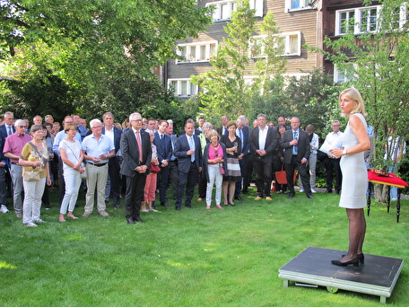 Katrin Alder beim Apéro für die ganze Bevölkerung im Rosengarten.