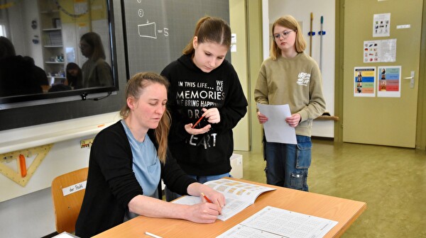 Katrin Looser kontrolliert die Arbeiten der Schülerinnen.