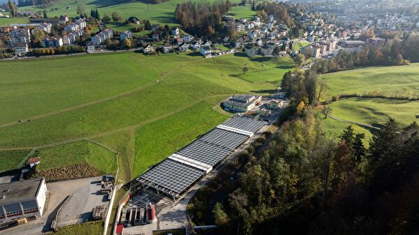 Blick auf die Abwasserreinigungsanlage Bachwis in Herisau mit dem Solarfaltdach über den Klärbecken.