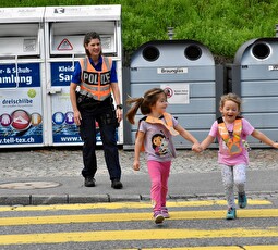 Zwei Kindergartenkinder überqueren die Alpsteinstrasse – angeleitet und beobachtet von Nadja Dietrich.