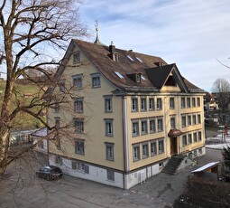 Die mehrmonatigen Bauarbeiten an den nun aussen sanierten Schulgebäuden Waisenhaus (Bild) und Post sind beendet.