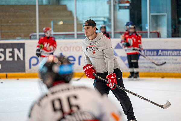NHL-Spieler Timo Meier trainiert auch dieses Jahr begeisterte Kids.