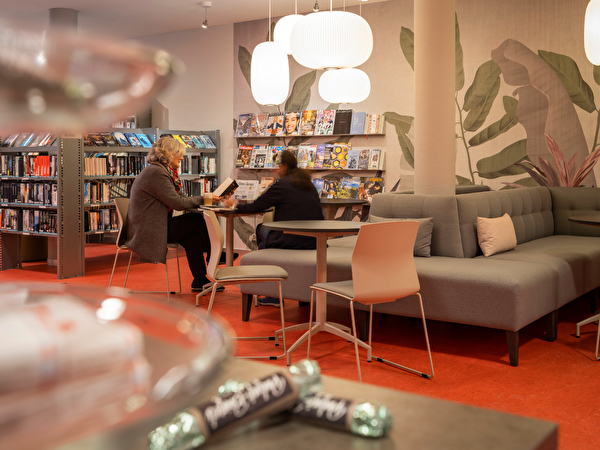 In der Bibliothek gibt es nebst Büchern auch Spiele oder Hörbücher.