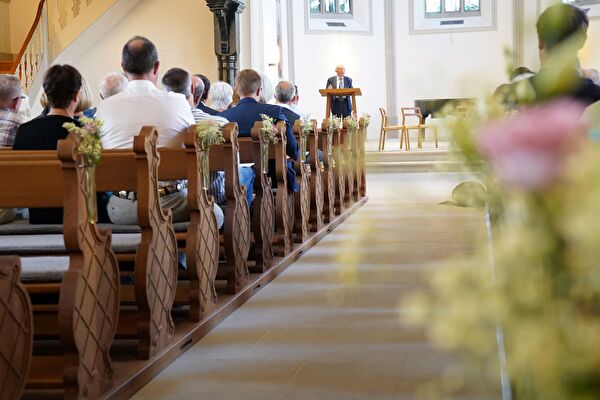 Hans-Rudolf Merz, Präsident des interimistischen Einwohnerrates von 1974 und alt Bundesrat, bei seiner Festansprache in der Dorfkirche.