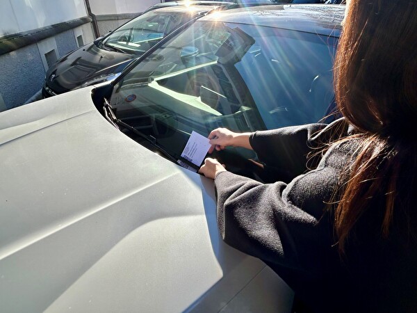 Die Mitarbeitenden sind von der Kantonspolizei ermächtigt, Bussen zu verteilen.