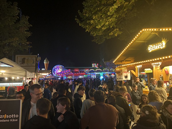 Gemütliche Stimmung am Jahrmarkt auf dem Ebnet.