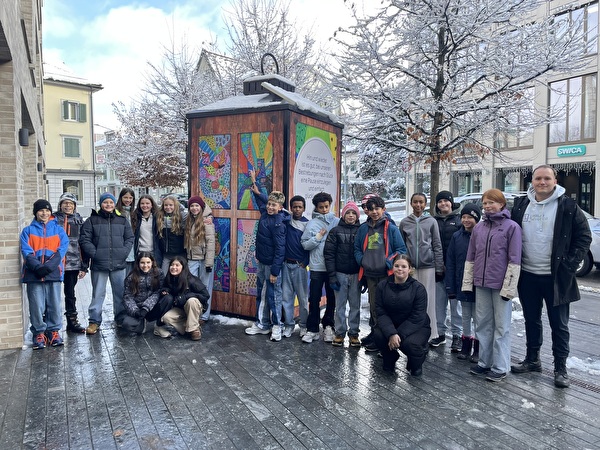 Die Sechstklässler aus dem Schulhaus Landhaus mit der von ihnen gestalteten Laterne.