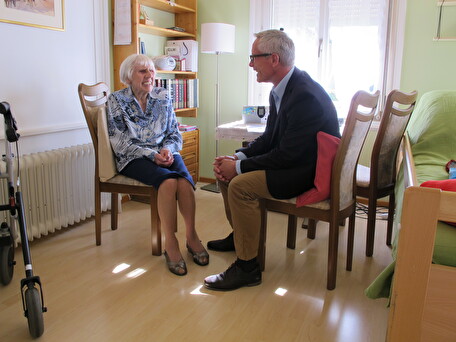 Hedwig Berweger erzählt Gemeindepräsident Kurt Geser aus ihrem Leben.