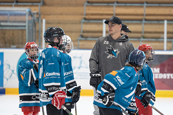 NHL-Star Timo Meier trainiert Junioren im Sportzentrum. (Bild: Judith Egloff)