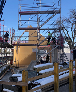 Das Nebengebäude wird aufgerichtet.