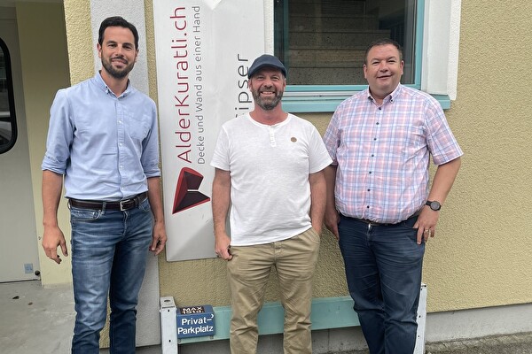 Geschäftsführer Hansjörg Alder (Mitte) zeigte den Vertretern des Ressorts Volkswirtschaft Marco Forrer (l.) und Glen Aggeler seinen Betrieb.