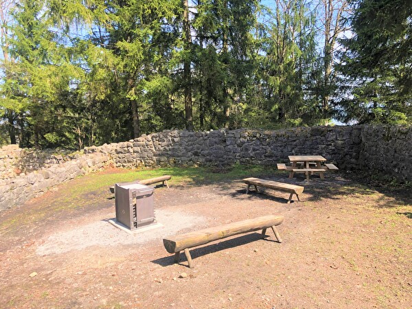 Bildlegende: Auf der Ramsenburg wurden auf diese Saison hin eine neue Feuerstelle sowie neue Sitzgelegenheiten installiert.