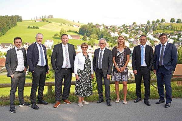 Der Herisauer Gemeinderat mit Max Slongo, Peter Künzle, Glen Aggeler, Irene Hagmann, Gemeindepräsident Max Eugster, Vize-Gemeindepräsidentin Sandra Nater, Samuel Knöpfel und Gemeindeschreiber Thomas Baumgartner (Foto: Erich Brassel)