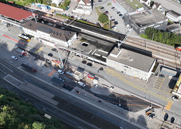 Das Drohnenfoto zeigt die Baustelle bei der östlichen Unterführung. Orange die Markierung für die umzulegende Güterstrasse, in der Bildmitte beim Kran der neue Liftschacht. 