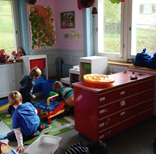 Spielende Kinder im Bienengarten.