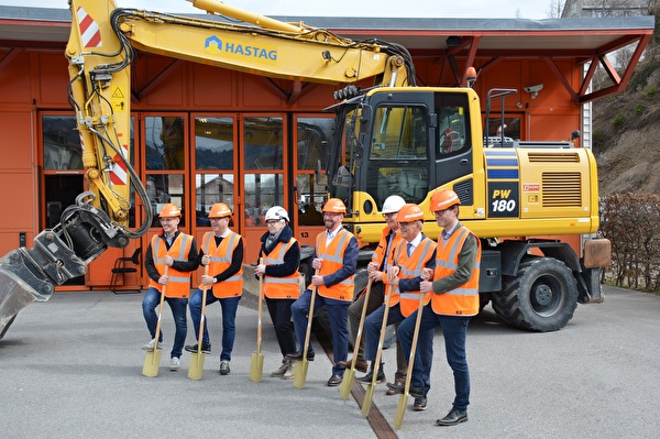 Spatenstich, von links: Andreas Ammann (Projektleiter AB), Jonny Dörig (Projektleiter Regiobus), Marita Düwel (Blumer Lehmann, Totalunternehmen), Bruno Huber (Geschäftsführer Regiobus), Dölf Biasotto (Landammann AR), Max Eugster (Gemeindepräsident Herisau) und Roland Rhyn (Stv. Direktor AB)