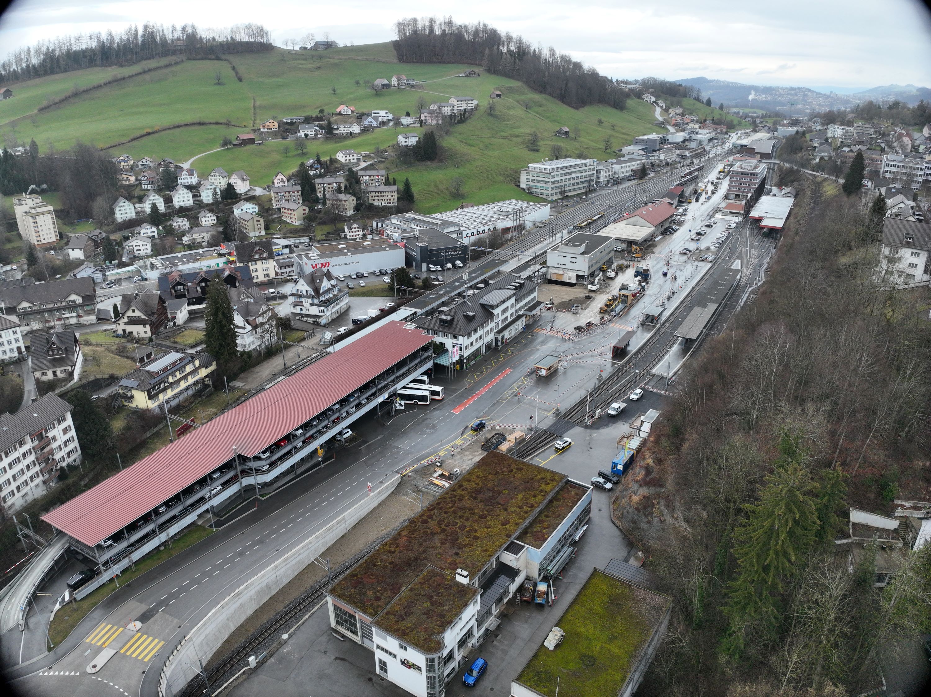 Das Zentraldach ist zu einem grossen Teil abgebrochen, ebenso der Annexbau des Postgebäudes.