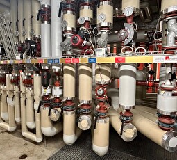 Die Abwärme von der Kühlung der Eishalle gelangt in einen Warmwasserspeicher.