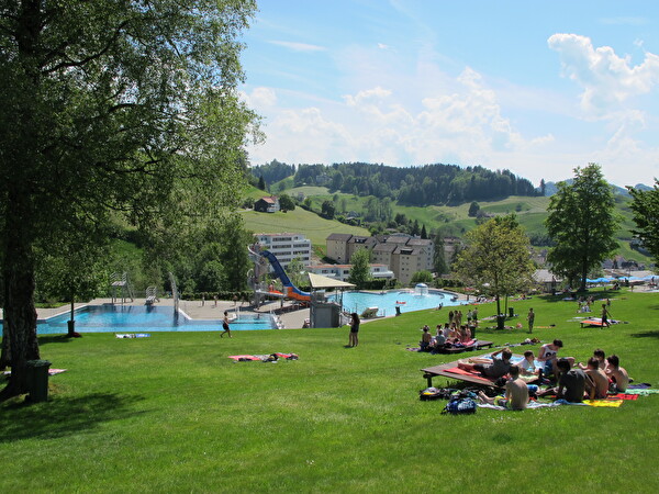 Die Herisauer Schülerinnen und Schüler bekommen dieses Jahr das Abo für das Freibad Sonnenberg von der Johannes Waldburger-Stiftung geschenkt.