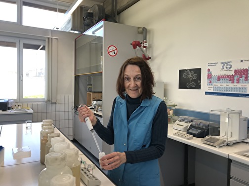 Ursula Garbani im Labor der ARA.
