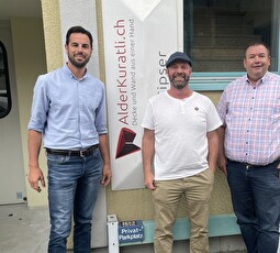 Geschäftsführer Hansjörg Alder (Mitte) zeigte den Vertretern des Ressorts Volkswirtschaft Marco Forrer (l.) und Glen Aggeler seinen Betrieb.