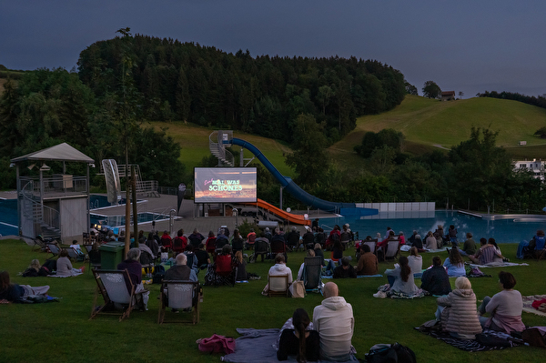 Abendstimmung vor der Kino-Leinwand im Freibad Sonnenberg.