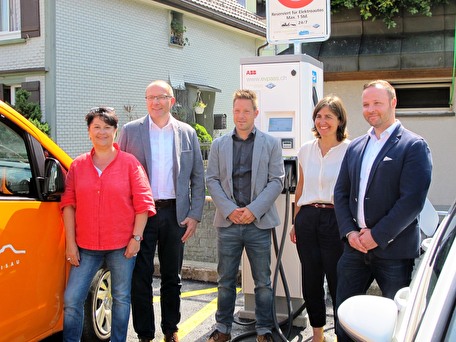 Vertreter der Gemeinde, der SAK und von Greenmotion bei der Einweihung der Tankstellen in Herisau.