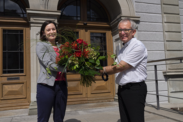 Gemeindepräsident Max Eugster gratuliert der neuen Gemeinderatskollegin Stefanie Danner