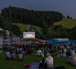Abendstimmung vor der Kino-Leinwand im Freibad Sonnenberg.