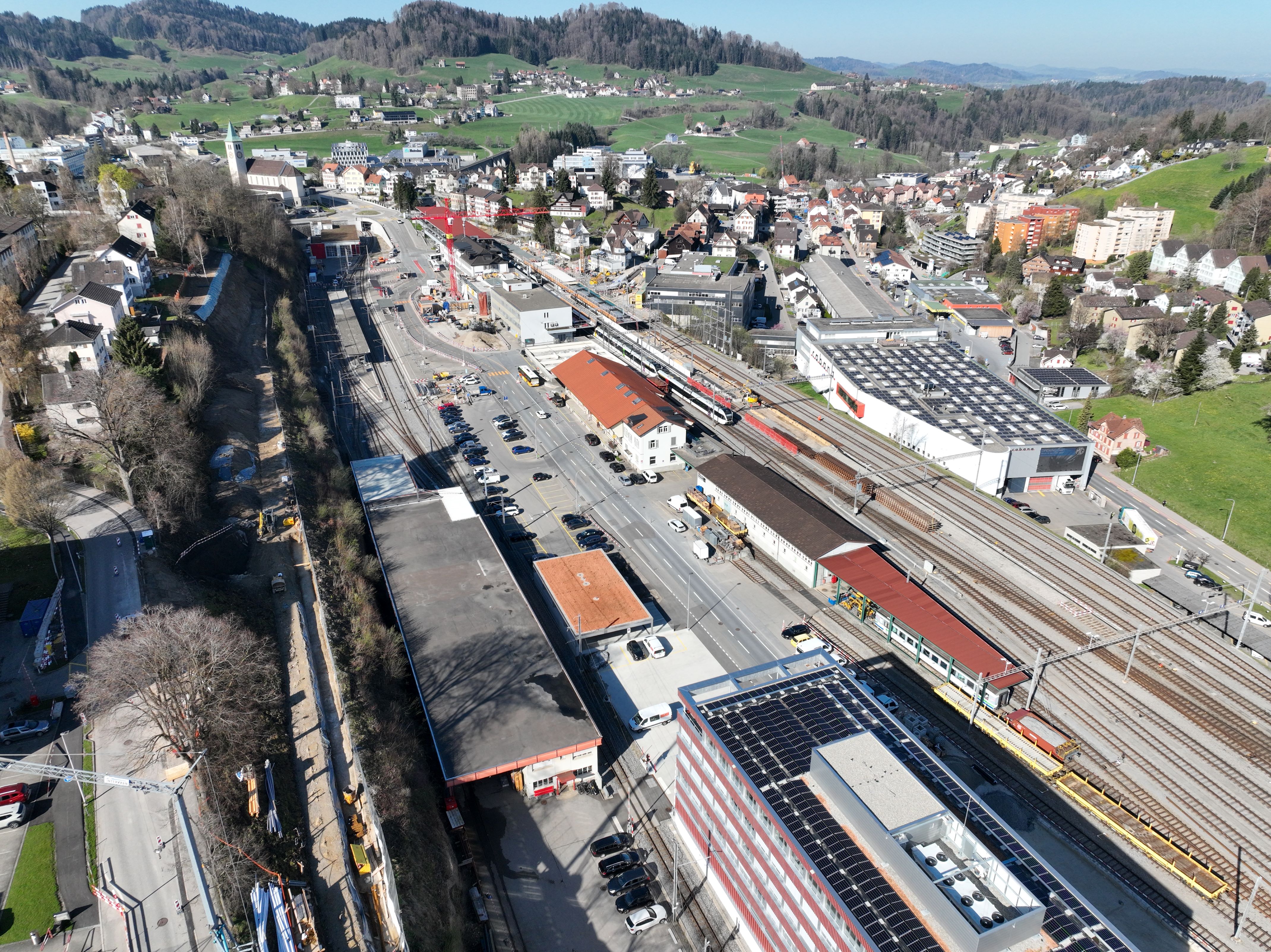 Beim künftigen Panoramaweg (links) werden die Rodungen und die Hangsicherungen nach der Winterpause weitergeführt.