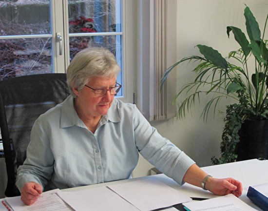 Trudi Baumann an ihrem Arbeitsplatz im Grundbuchamt.