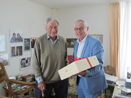 Ernst Kuhn in seiner  Wohnung im Altersheim Ebnet, zusammen mit Gemeindepräsident Renzo Andreani.