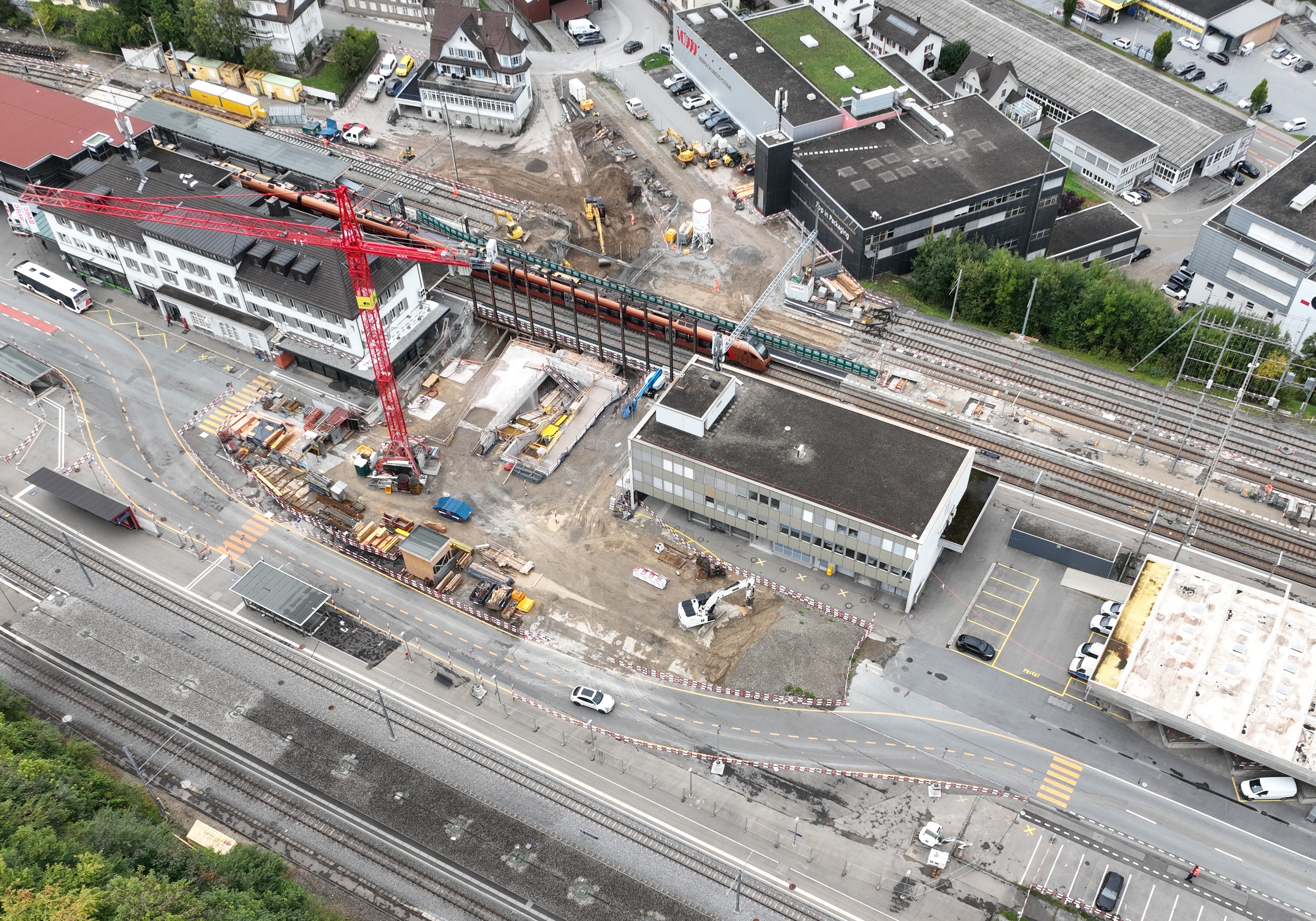 Die Decke der Unterführung Ost rechts des Krans ist betoniert, die Treppe wird gerade betoniert.