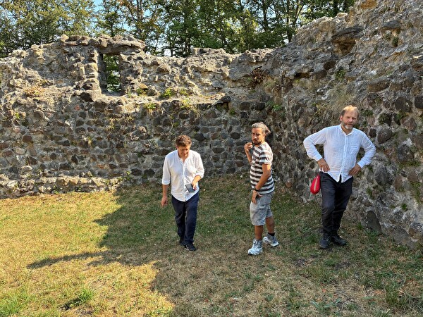 Sie inspizierten die Ruine (v.l.): Christian Stoffel, Burgenspezialist aus Malans, Fernando Hilber, Mauerwerk-Spezialist, und Hans-Ruedi Beck, kantonale Denkmalpflege AR.