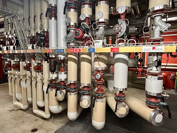 Die Abwärme von der Kühlung der Eishalle gelangt in einen Warmwasserspeicher.