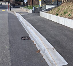 Eine umgebaute Bushaltestelle für einen hindernisfreien Ein- und Ausstieg (Symbolbild).