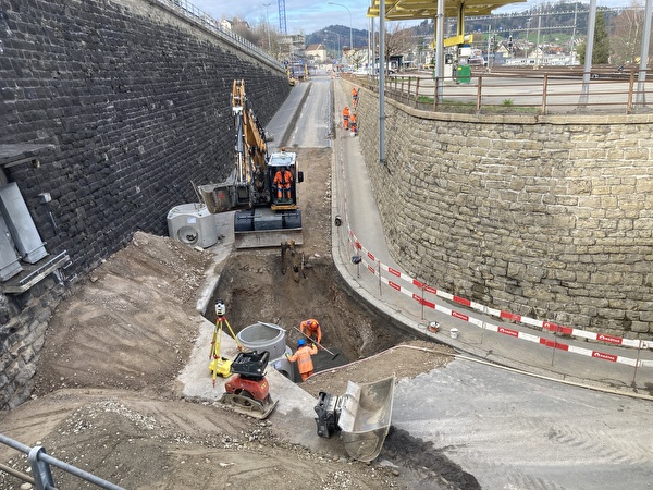 Imposante Kanalisationsarbeiten an der Güterstrasse.