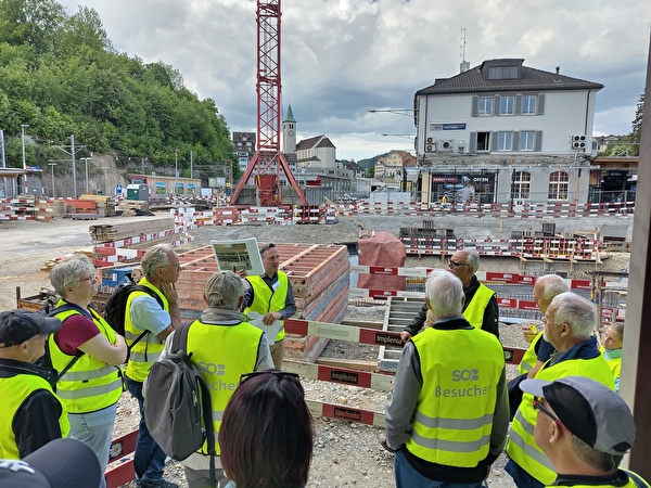 Andreas Filosi, Abteilungsleiter Hochbau/Ortsplanung, erklärt einer Gruppe von Interessierten, wie die neue Personenunterführung Ost entsteht.