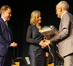 Gemeindepräsident Max Eugster (rechts) gratuliert den Gewählten Yves Noël Balmer und Katrin Alder.