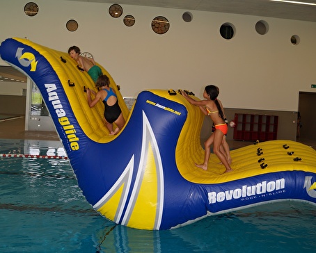 Für den kleinen Adrenalin-Schub: Die neue Pool-Schaukel im Herisauer Hallenbad.