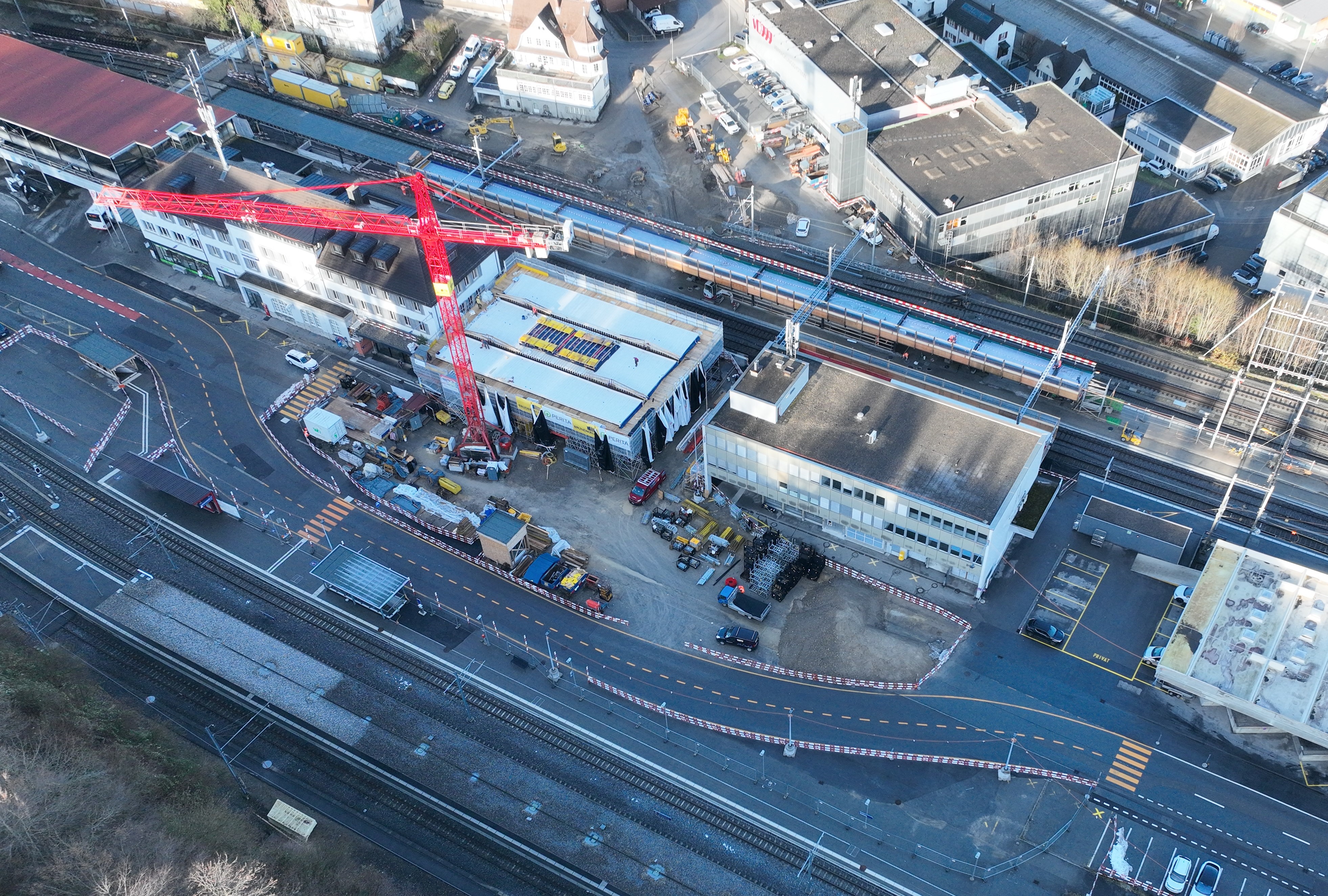 Die Holzkonstruktion des Zentraldachs wurde am 4. Dezember 2025 mit Fertigelementen erstellt.