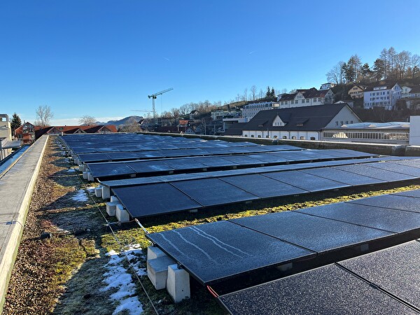 Die neue Photovoltaik-Anlage auf dem Dach des Werkhofs und Feuerwehrdepots. 